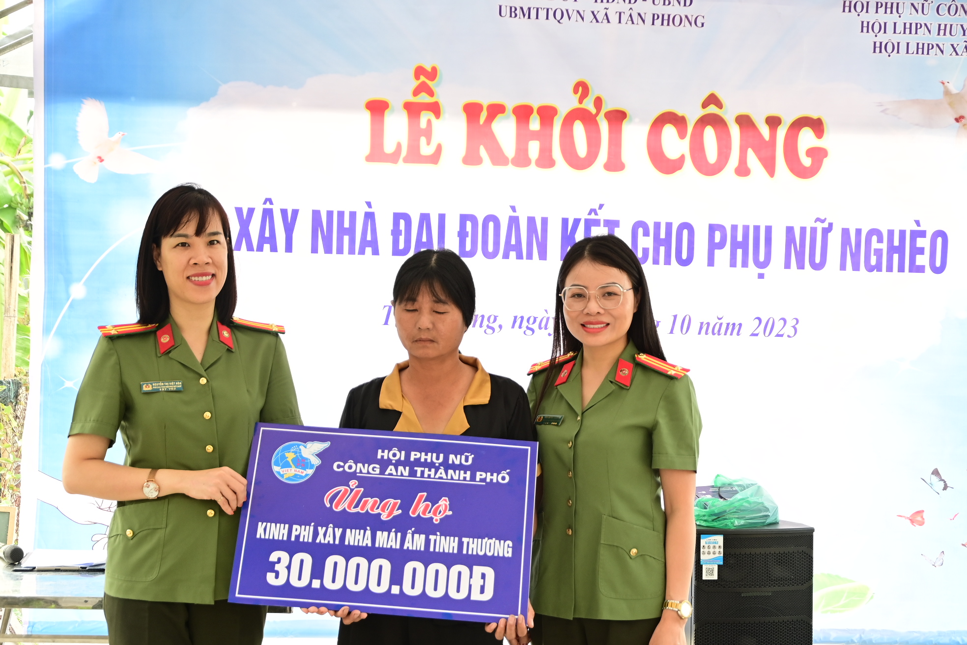 Hội phụ nữ Công an thành phố trao kinh phí hỗ trợ, khởi công 